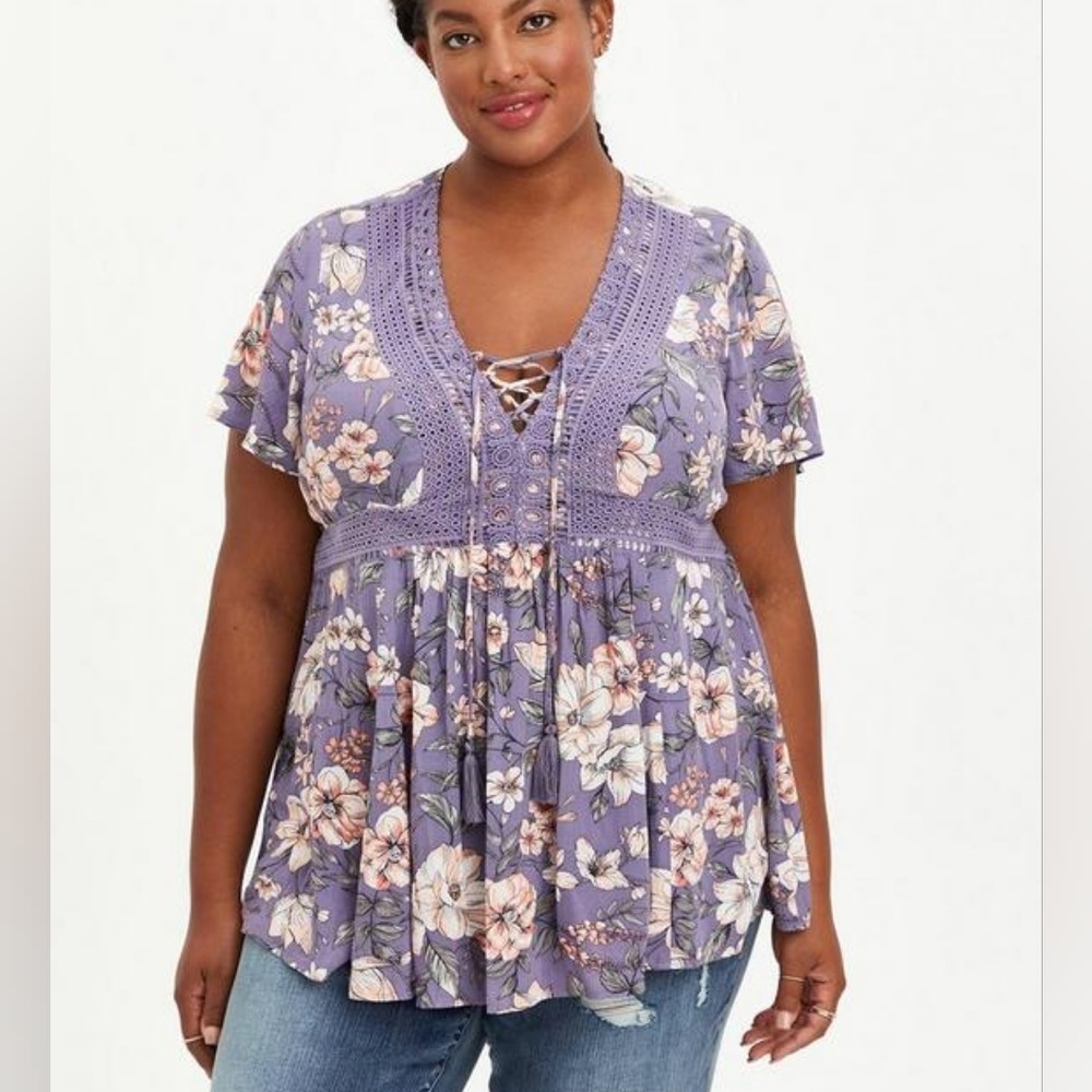 Torrid Babydoll Crinkle Gauze Crochet Inset‎ Lace-Up purple floral Top plus size